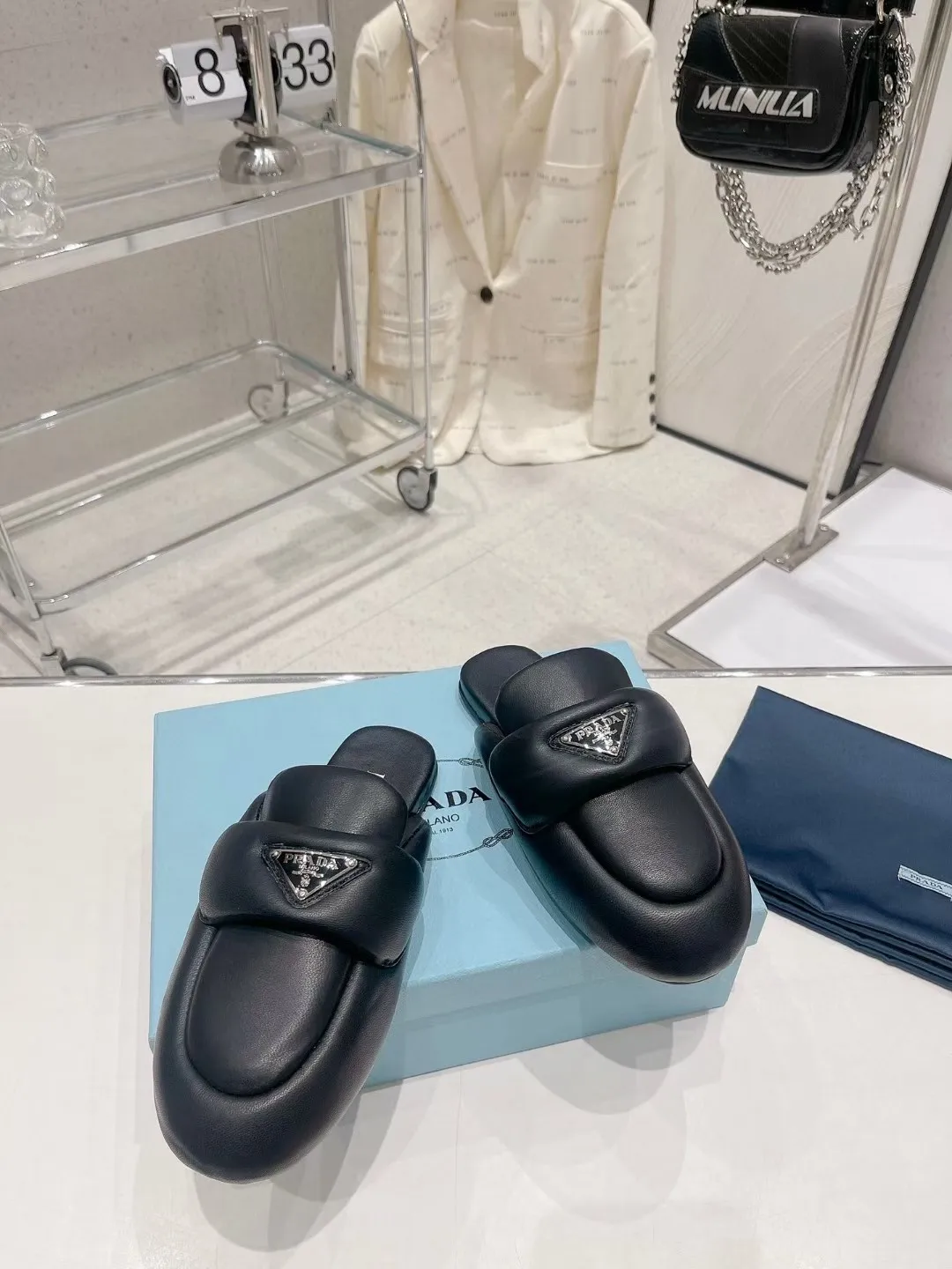 👟👟Ex-factory price 480👟👟Prada Bread Slippers💕The new 2023 Mules are very convenient to wear. You don’t need to bend down or tie your shoes when you go out to change shoes. You can just put them on and go. They can be worn in spring, summer and autumn. This pair of mules is made of rubber foam soles and is very lightweight. The iconic enamel triangle logo of Prada is also very recognizable and versatile. I never expected that Prada would produce such cute shoes. This shows how popular bread shoes are! Material: Imported mixed sheepskin Code number: 35-41